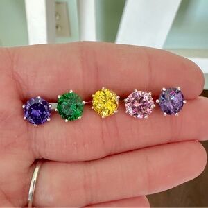 Interchangeable silver rings. Size 5. Comes with 5 colors.